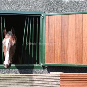 buitenluik gecoat paardenstal